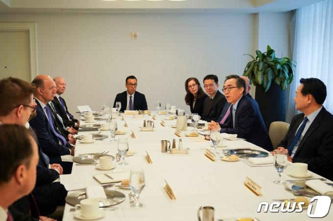 미국을 방문중인 조태열 외교부 장관이 27(현지시간) 워싱턴DC의 미국 상공회의소에서 한국에 진출한 주요 미국 기업들과 만나고 있다. 사진은 외교부 제공. 2024.02.27.