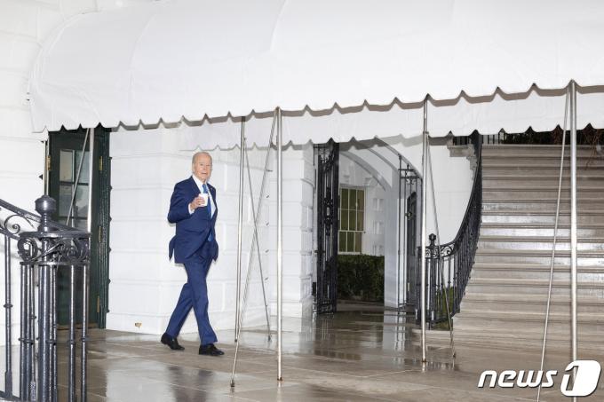 조 바이든 미국 대통령이 28일(현지시간) 미국 워싱턴DC에 위치한 월터 리드 군병원에서 정기 건강 검진을 받기 위해 전용헬기인 '마린원'에 탑승하고 있다. 2024.2.28. ⓒ 로이터=뉴스1 ⓒ News1 김현 특파원
