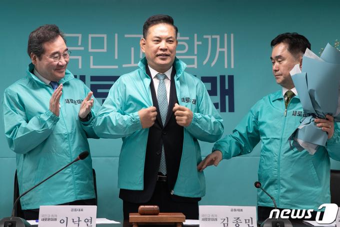 이낙연, 김종민 새로운미래 공동대표가 28일 오전 서울 여의도 새로운미래 당사에서 열린 책임위원회의 및 박영순 국회의원 입당 환영식에서 전날 더불어민주당을 탈당한 박영순 의원을 환영하고 있다. 박영순 의원은 전날 