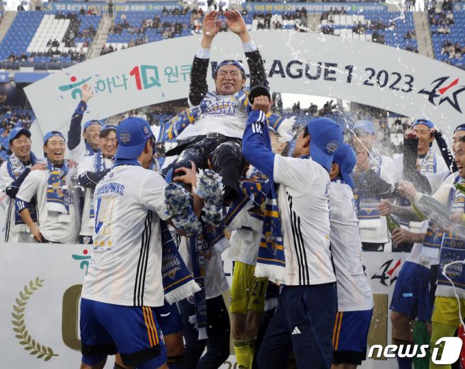 3일 오후 울산문수축구경기장에서 열린 '하나원큐 K리그1 2023' 우승 시상식에서 홍명보 울산현대 감독이 선수들의 헹가래를 받고 있다. 2023.12.3/뉴스1 ⓒ News1 김지혜 기자