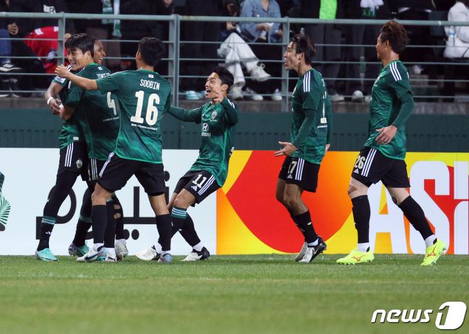 14일 오후 전라북도 전주시 덕진구 전주월드컵경기장에서 열린 2023-2024시즌 아시아축구연맹(AFC) 챔피언스리그 16강 1차전 전북 현대 모터스와 포항 스틸리스의 경기에서 전북 에르난데스가 선제골을 터트린 뒤 기뻐하고 있다. 2024.2.14/뉴스1 ⓒ News1 박정호 기자