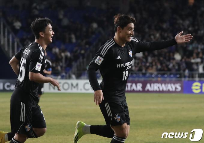 15일 오후 울산 문수축구경기장에서 열린 '2023-2024 아시아축구연맹(AFC) 챔피언스리그(ACL)' 16강 1차전 울산 HD FC와 반포레 고후의 경기에서 울산 주민규가 골을 넣은 뒤 환호하고 있다. 2024.2.15/뉴스1 ⓒ News1 조민주 기자