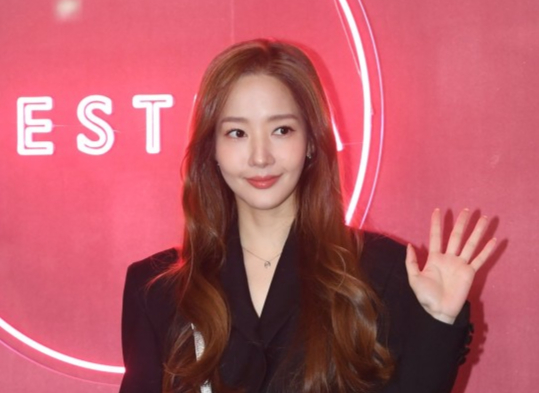 배우 박민영이 팬들과 소통하며 힘든 시기를 지나온 심경을 털어놨다. 사진은 지난 2022년  서울 강남구 신사동에서 열린 주얼리 & 핸드백 브랜드 제이에스티나(J.ESTINA) 팝업스토어 '재즈바'(J'Z BAR) 오픈 행사에 참석한 배우 박민영. /사진=장동규 기자