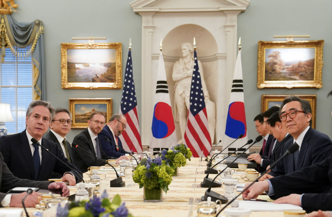 지난 28일(현지시각) 조태열 외교부 장관이 미국 워싱턴DC에서 토니 블링컨 미국 국무장관과 양자회담을 가졌다. 사진은 조 장관(오른쪽 첫번째)과 블링컨 국무장관(왼쪽 첫번째)이 지난 28일(현지시각) 미국 워싱턴 국무부에서 회담을 하는 모습. /사진=로이터