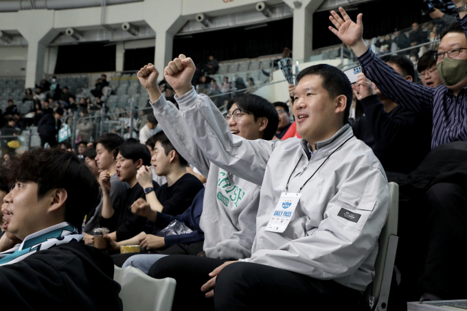 허윤홍 GS건설 사장이 부친인 허창수 회장에게 주식을 증여 받아 회사의 2대주주에 올랐다. 사진은 허 사장이 최근 퇴근 뒤 임직원들과 배구경기 관람을 하던 모습. /사진=GS건설