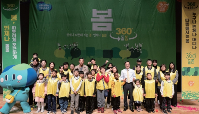 김동연 경기도지사가 지난해 12월 7일 경기도청에서 열린 '어디나 따뜻해지는 봄 토크' 행사에서 어린이들과 기념촬영을 하고 있다. / 사진제공=경기도