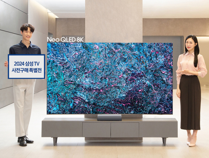 삼성전자 모델이 29일 삼성스토어 대치점에서 2024형 네오 QLED 8K 85형 제품을 소개하고 있다. / 사진=삼성전자