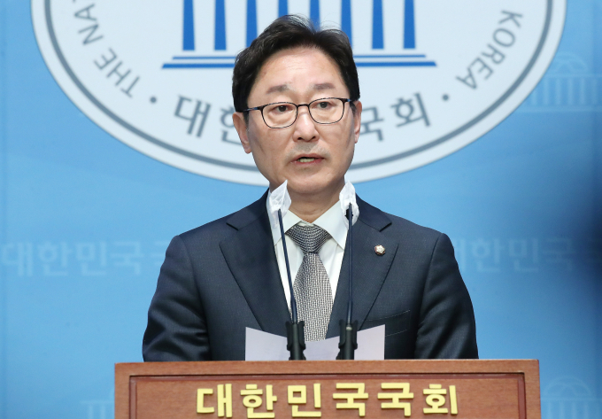 지난 28일 더불어민주당이 3차 경선 지역구 경선 심사 결과를 공개했다. 사진은 박범계 민주당 중앙당 선거관리위원장이 지난 27일 서울 여의도 국회 소통관에서 경선 예비후보 제재조치 관련 브리핑을 하는 모습. /사진=뉴스1