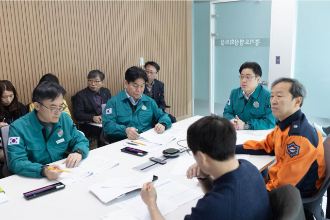  오병권 경기도 부지사(오른쪽 세번째)가 지난 28일 관계기관 점검 회의를 주재하고 의사 집단행동에 따른 비상진료체계 대응 상황을 점검하고 있다. / 사진제공=경기도