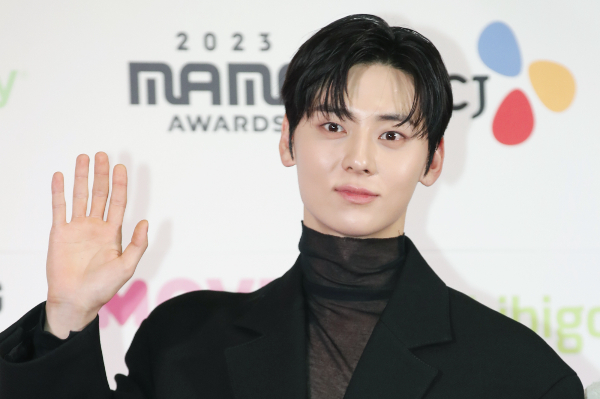 가수 겸 배우 황민현(29)이 다음달 21일 훈련소에 입소해 기초군사훈련을 마친 뒤 병역 의무를 이행한다. 사진은 황민현이 지난해 11월28일 일본 도쿄돔에서 열린 '2023 마마 어워즈(2023 MAMA AWARDS)'에서 포즈를 취하는 모습. /사진=뉴스1