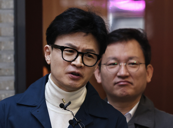 29일 한동훈 국민의힘 비상대책위원장이 이날 국회 본회의에서 쌍특검법 재표결이 무산될 가능성이 높아지자 더불어민주당을 지적했다. 사진은 한 위원장(왼쪽)이 29일 서울 여의도 중앙당사로 출근하며 취재진의 질문에 답하는 모습. /사진=뉴스1