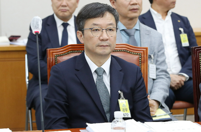 정부의 의대 증원에 반발해 전공의들이 집단으로 근무지 이탈을 이어가고 있는 가운데 서울대학교병원장 등이 소속 전공의들에게 복귀를 호소하는 메시지를 보냈다. 김영태 서울대학교병원장이 지난해 10월24일 서울 여의도 국회에서 열린 교육위원회의 서울대학교, 인천대학교, 한국방송통신대학교, 서울대병원 등에 대한 국정감사에서 의원들의 질의를 경청하고 있다. /사진=뉴스1