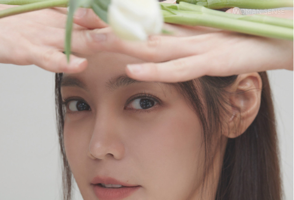 방송인 겸 통역사 안현모가 처음 맞는 봄에 대한 설렘을 전했다. 사진은 29일 우먼센스 3월호 커버를 장식한 안현모의 모습. /사진=우먼센스