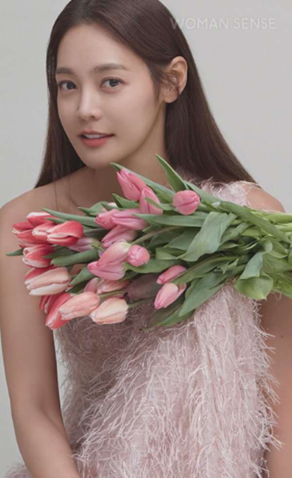 안현모는 봄을 맞이해 새로운 소감을 전하며 영화 '글로리아 벨'을 추천했다. 사진은 29일 우먼센스 3월호 커버를 장식한 안현모의 모습. /사진=우먼센스