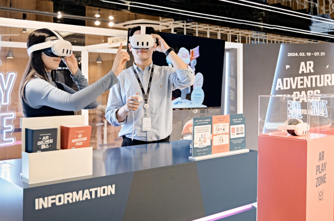 유통가가 AR, VR, 로봇 등 다양한 미래체험형 콘텐츠를 선보이고 있다. /사진=현대백화점면세점