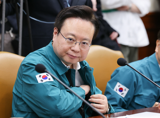 조규홍 보건복지부 장관이 근무지를 이탈한 전공의들에게 29일까지 복귀하면 불문에 부치겠다고 밝히며 환자 곁으로 돌아올 것을 촉구했다. 조 장관이 지난 28일 서울 종로구 정부서울청사에서 열린 의사집단행동 중앙재난안전대책본부 회의에 참석했다. /사진=뉴스1
