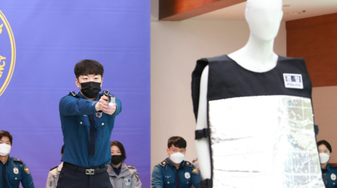  충남 당진 소재 다세대주택 베란다에서 불을 지르며 저항하던 60대 남성이 경찰이 쏜 테이저건을 맞고 제압당했다. 사진은 지난 2021년 충북경찰청 테이저건 훈련 현장. 사진은 기사 본문과는 무관한 자료사진. /사진=뉴시스