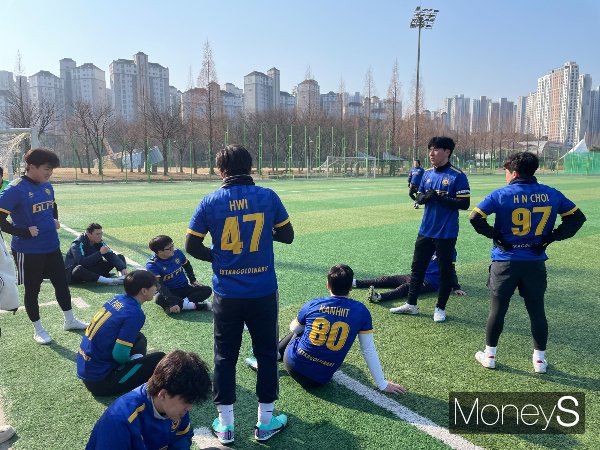 5년차 축구팀을 운영하는 구수한씨는 팀을 지역 청년 커뮤니티라고 소개했다. 사진은 김포시 한 축구장에서 쉬는 시간에 전술회의를 하는 모습. /사진=구수한씨 제공