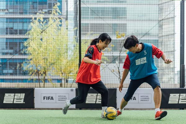 팀을 이루지 않고 플랩풋볼을 통해 만난 사람과 풋살을 즐기는 새로운 방법이 등장했다. 사진은 플랩풋볼을 통해 만나 풋살을 즐기는 모습. /사진=마이플레이컴퍼니 제공