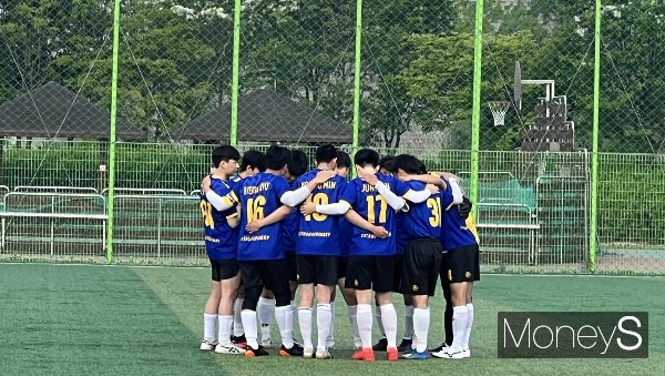 최근 젊은 세대는 축구의 매력에 빠졌다. 사진은 김포시 한 축구장에서 경기 시작 전 모인 사람들의 모습. /사진=구수한씨 제공