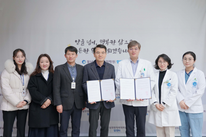 서영준 동남권원자력의학원  병원장(오른쪽 세번재)이 29일 기장군과 관내 취약계층 아동들의 성장·발달을 돕기 위한 협약을 체결한 뒤 하남신기장군 교육청소년과 과장(왼쪽 네번째) 등과 기념촬영을 하고 있다. /사진=동남권원자력의학원