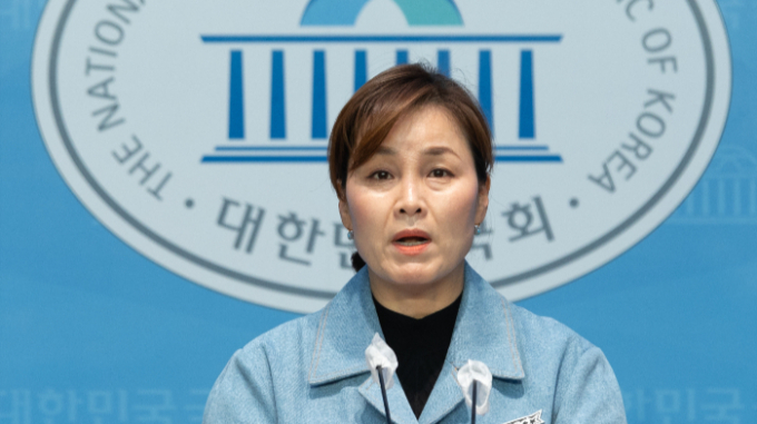 더불어민주당이 선거구 획정을 우선순위로 논의한 후 쌍특검 재표결안을 올릴 방침이다. 사진은 임오경 더불어민주당 대변인이 19일 오전 서울 여의도 국회 소통관에서 한일 정상회담 관련 브리핑을 하는 모습. /사진=뉴스1