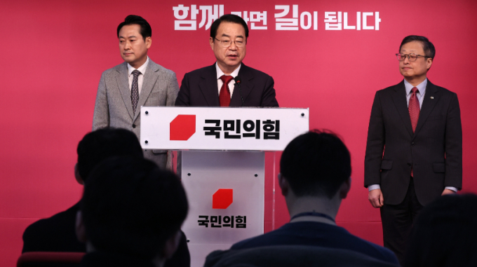 국민의힘 공천관리위원회가 29일 오전 서울 여의도 중앙당사에서 단수추천 107명, 우선추천 12명, 경선에서 승리한 40명 등 총 159명의 공천 심사 결과를 발표했다. 사진은 이날 중앙당사에서 전략공천을 발표하는 정영환 공관위원장. /사진=뉴스1