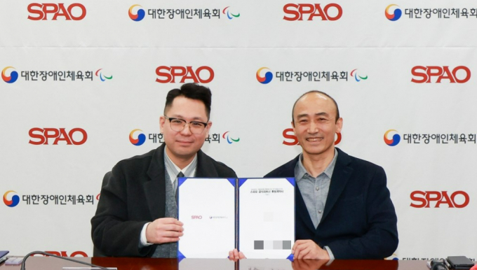 스파오가 대한장애인체육회와 손잡고 2024년 파리 패럴림픽대회에 출전하는 대한민국 대표 선수단의 단복 디자인 및 제작에 나선다. 대한장애인체육회 이천선수촌에서 열린 스파오-대한장애인체육회 공식 후원 협약식에서 이효동 이랜드월드 BU장(좌)과 정진완 대한장애인체육회 회장(우)이 기념촬영을 하고 있다. /사진=이랜드그룹