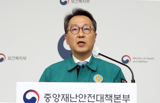 전공의들의 복귀 데드라인이 임박한 가운데 전공의 이탈률이 이틀째 감소세를 보이고 있다. 박민수 중앙재난안전대책본부 부본부장(보건복지부 제2차관)이 27일 오전 세종시 정부세종청사에서 의료개혁과 의사 집단행동에 대한 정부의 대응방안 등을 설명하고 있다. /사진=뉴스1