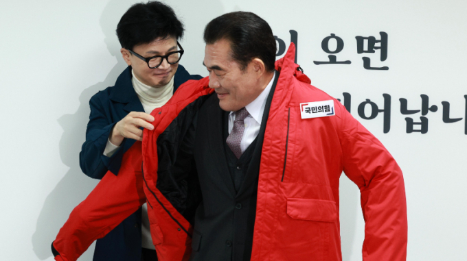 국민의힘 인재영입위원회가 서울 여의도 국회에서 김윤식 전 시흥시장, 구홍모 전 육군 참모차장 등의 영입을 발표했다. 사진은 이날 인재영입 환영식에서 한동훈 국민의힘 비상대책위원장이 구홍모 전 육군 참모차장에게 당점퍼를 입히는 모습. 사진=뉴시스