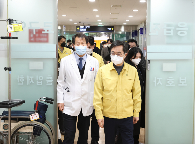 경기도가 의사 집단행동으로 비상진료체계에 들어간 경기도의료원에 재난관리기금 11억 4700만원을 긴급 지원한다. 지난 24일 김동연 지사가 경기도의료원 수원병원 현장을 방문하고 있다. / 사진제공=경기도