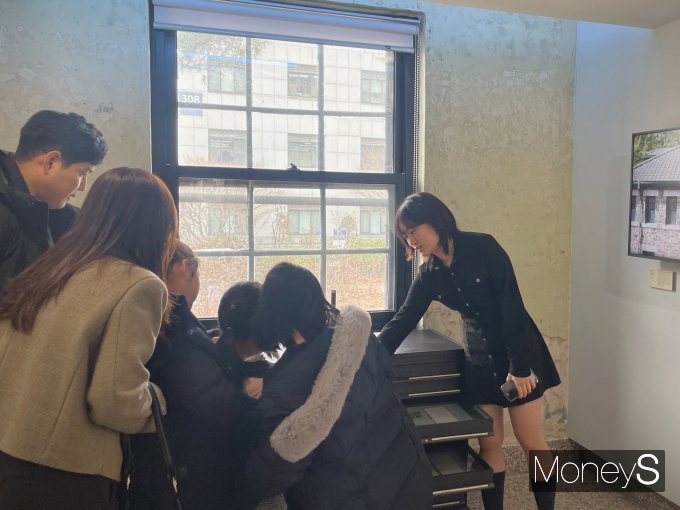 윤동주기념관은 유족들이 기증한 시인의 육필원고와 유품들이 전시돼 있다. 사진은 도슨트의 해설을 듣고 있는 방문객. /사진=차화진 기자