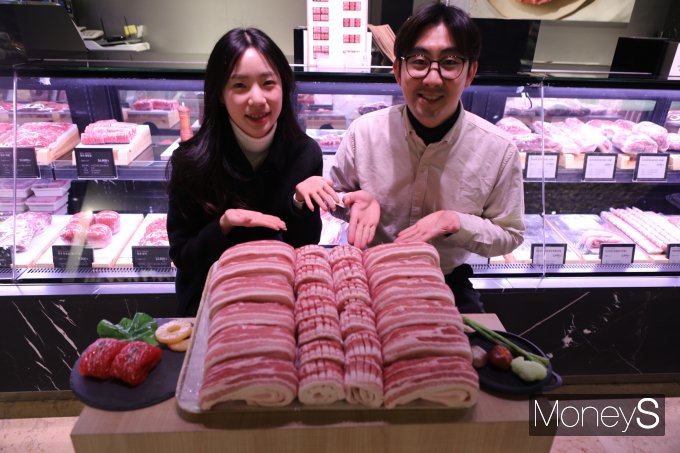 롯데백화점 광주점 지하 1층 식품매장 직원들이 오는 3월 3일 삼겹살데이를 앞두고 다양한 돼지고기를 선보이고 있다/사진=롯데백화점 홍보 3팀 제공.
