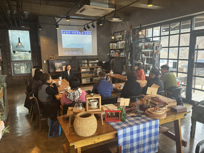  ‘제1기 남양주시민정원사 양성 심화과정’ 개강에서의 공원관리과장 개강 인사. /사진제공=남양주시