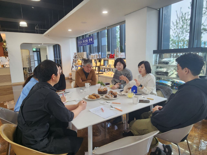 안산시가 지난 28일 안산 브랜드 빵 개발과 시제품 시식·품평을 위해 협약기관인 관내 제과업체 4개소(좋은아침, 마더앤라이스, 큰숲, 데미안)와 간담회를 가졌다. / 사진제공=안산시