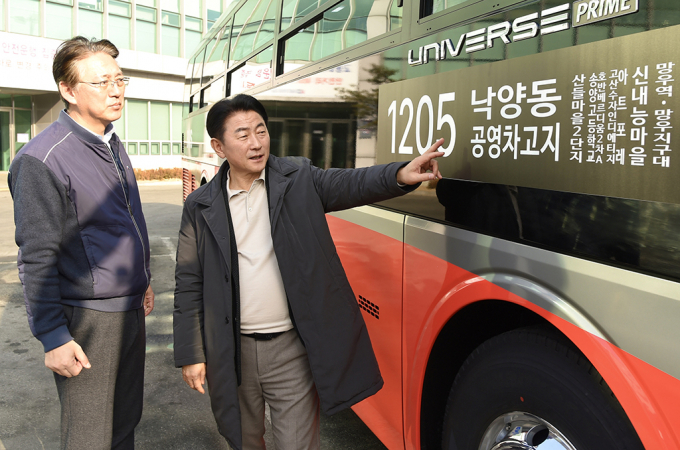 김동근 시장이 지난 13일 낙양동 버스공영차고지에서 민락‧고산지구~상봉역 운행 광역버스에 대한 현장점검을 하고 있다. /사진제공=의정부시