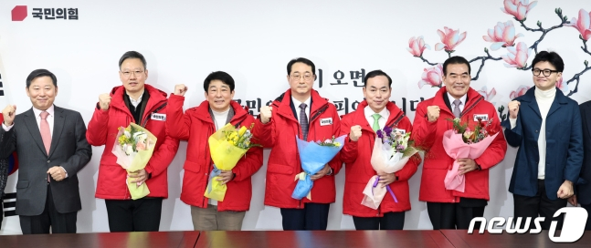 한동훈 국민의힘 비상대책위원장이 29일 오전 서울 여의도 중앙당사에서 열린 인재영입위 국민인재 영입 환영식에서 영입 인재들과 기념촬영을 하고 있다. 왼쪽부터 국민의힘 이철규 공천관리위원, 박수민 아이넥스 공동대표, 김익수 일본신슈대 석좌교수, 김건 전 외교부 본부장, 김윤식 전 시흥시장, 구홍모 전 육군참모차장, 한동훈 위원장. / 사잔=뉴스1