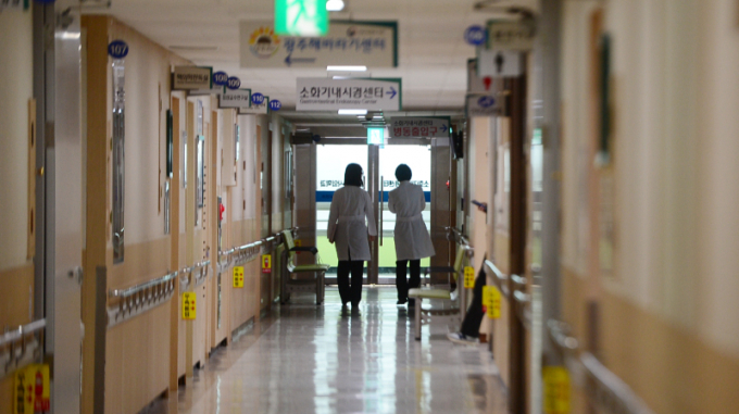 정부가 29일까지 복귀하지 않는 전공의들에게 의사면허 정지와 법적 처벌을 묻겠다고 언급한 상황에서 의료계를 떠난 전공의들 대부분이 현장으로 돌아오지 않고 있다. 사진은 지난 16일 광주 동구 조선대학교 의료진. /사진=뉴스1