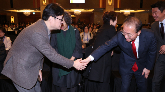 여야가 29일 열리는 국회 본회의에서 4·10 총선 선거구 획정안 처리와 함께 '쌍특검법' 재표결을 하기로 합의했다. 사진은 윤재옥 국민의힘 원내대표(오른쪽)와 홍익표 더불어민주당 원내대표가 28일 대한간호협회 제93회 정기 대의원총회에서 악수하는 모습. /사진=뉴시스