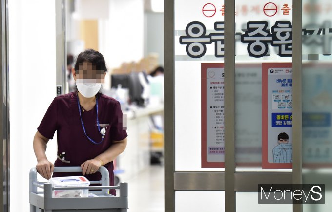 정부가 제시한 전공의 복귀 데드라인인 29일, 부산대 의과대학 교수들이 정부에게 강경대응을 중단해달라고 요청했다. 지난 21일 서울 한 대형병원에서 의료진이 이동하고 있다. /사진=임한별 기자