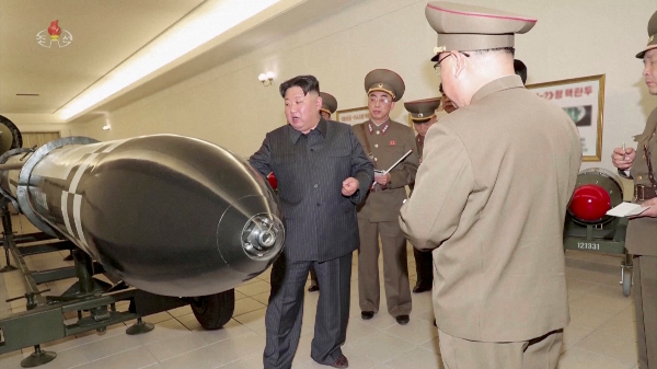 한미일이 한 목소리로 북한의 핵무장을 비판하자 북한은 정당한 자위권이라고 반박했다. 사진은 지난해 3월 핵무기를 둘러보고 있는 김정은 북한 국무위원장의 모습. / 사진=로이터