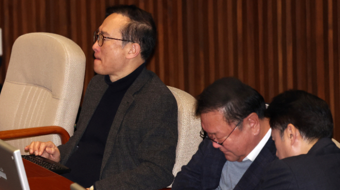 홍영표 더불어민주당 의원이 "새로운 정치를 고민하는 분들과 뜻을 세우겠다"며 탈당을 암시했다. 사진은 홍영표 더불어민주당 의원이 21일 오전 서울 여의도 국회에서 열린 제413회국회(임시회) 3차 본회의에서 굳게 입을 다문 모습. /사진=뉴시스