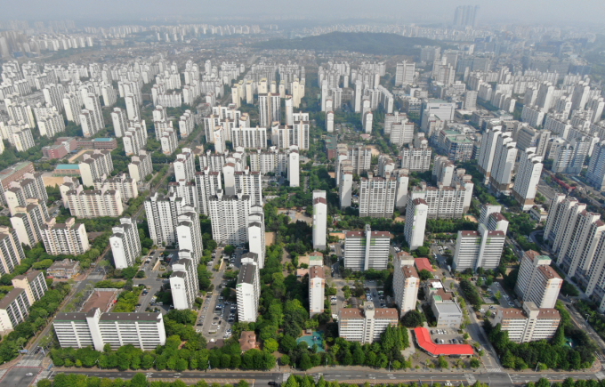 전국 주간 아파트 매매가격이 떨어지고 전세는 상승한 것으로 조사됐다. 사진은 서울시내 한 아파트 밀집 지역. /사진=뉴시스 
