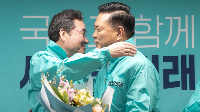  더불어민주당 현역 의원들의 연이은 탈당에 새로운미래가 이번 총선에서 정당 기호 3번을 확보할 수 있을지 여부가 주목된다. 사진은 이낙연 새로운미래 공동대표가 지난 27일 더불어민주당을 탈당한 박영순 의원과 포옹하는 모습. /사진=뉴스1