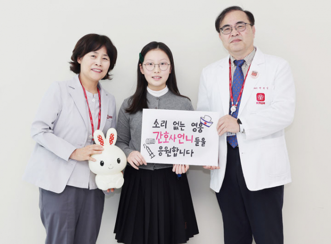 장예진양이 간호사들에게 토끼 저금통을 전달했다. /사진= 뉴시스 