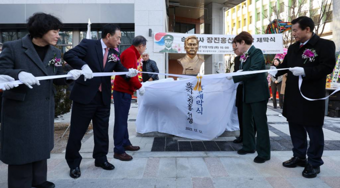 장진홍 선생의 손녀가 3·1절을 맞아 간호사에게 기부했다. 사진은 지난해 12월 대구 중구 (구)조선은행 대구지점 앞에서 열린 순국의사 장진홍 선생 흉상 제막식에서 흉상 제막을 하는 홍준표 대구시장과 참석자들. /사진= 뉴시스
