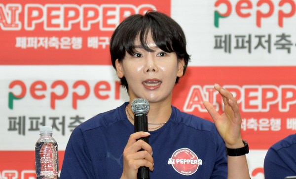 오지영 측 법률대리인이 29일 이민서와의 대화 내용을 공개했다. 사진은 지난해 7월19일 오전 광주 서구 광주시체육회관 중회의실에서 열린 페퍼저축은행 배구단 AI페퍼스 미디어데이에 참석한 오지영. /사진=뉴시스