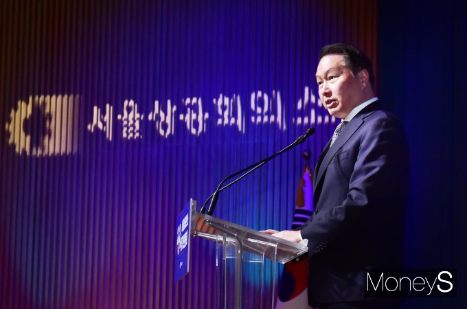 최태원 SK그룹 회장이 29일 서울 중구 대한상공회의소 회관에서 열린 서울상의 정기의원총회에서 연임을 확정 지은 뒤 소감을 밝히고 있다. / 사진=임한별 기자 