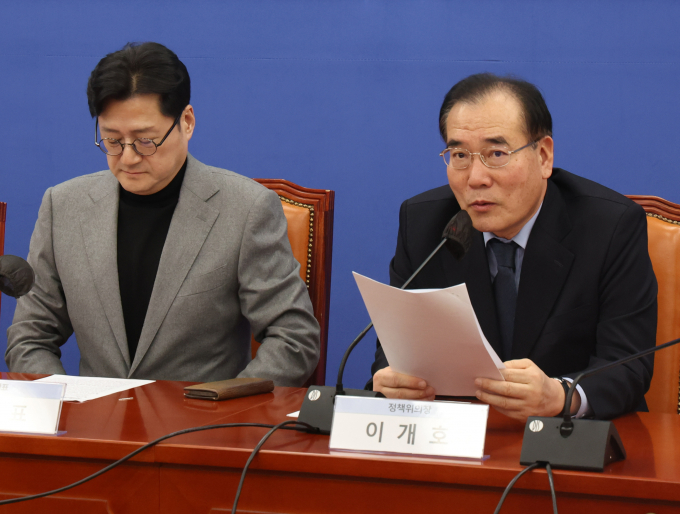 이개호 더불어민주당 의원(전남 담양군함평군영광군장성군)이 단수공천에서 3인 경선으로 공천 결정이 번복됐다. 사진은 홍익표 민주당 원내대표와 이개호 민주당 의원(오른쪽)이 지난 27일 서울 여의도 국회에서 고금리 부담완화 3종 세트 공약발표를 하는 모습. /사진=뉴스1