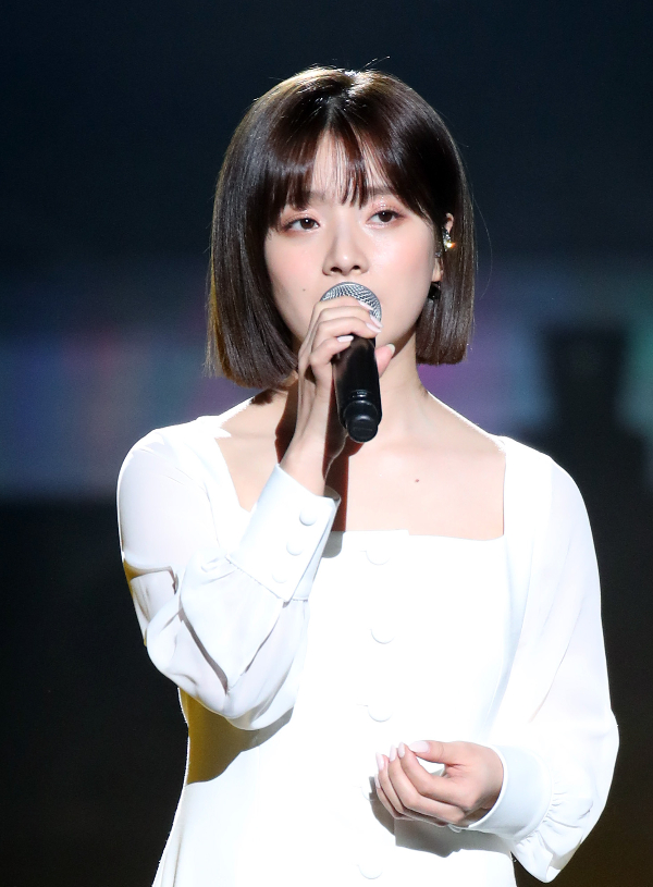가수 벤이 이욱 W재단 이사장과의 결혼 3년만에 이혼한다. 사진은 벤이 지난 2019년 1월23일 서울 송파구 잠실실내체육관에서 열린 '제8회 가온차트 뮤직 어워즈'에 참석해 발라드 부문 올해의 발견상을 수상한 뒤 축하공연을 하는 모습. /사진=스1